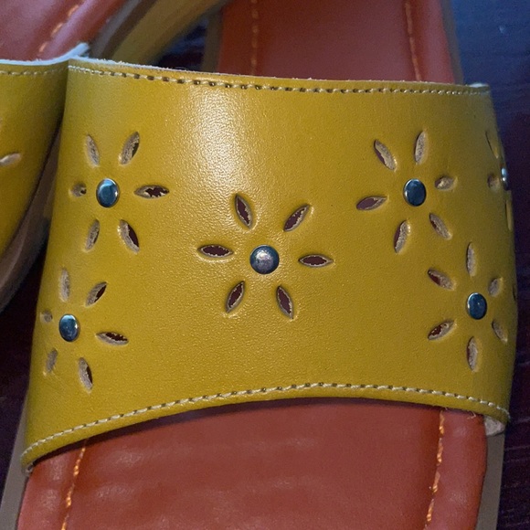 Sandals by Nevada, Yellow/Orange Low Heel, Sz 9 - Picture 11 of 13